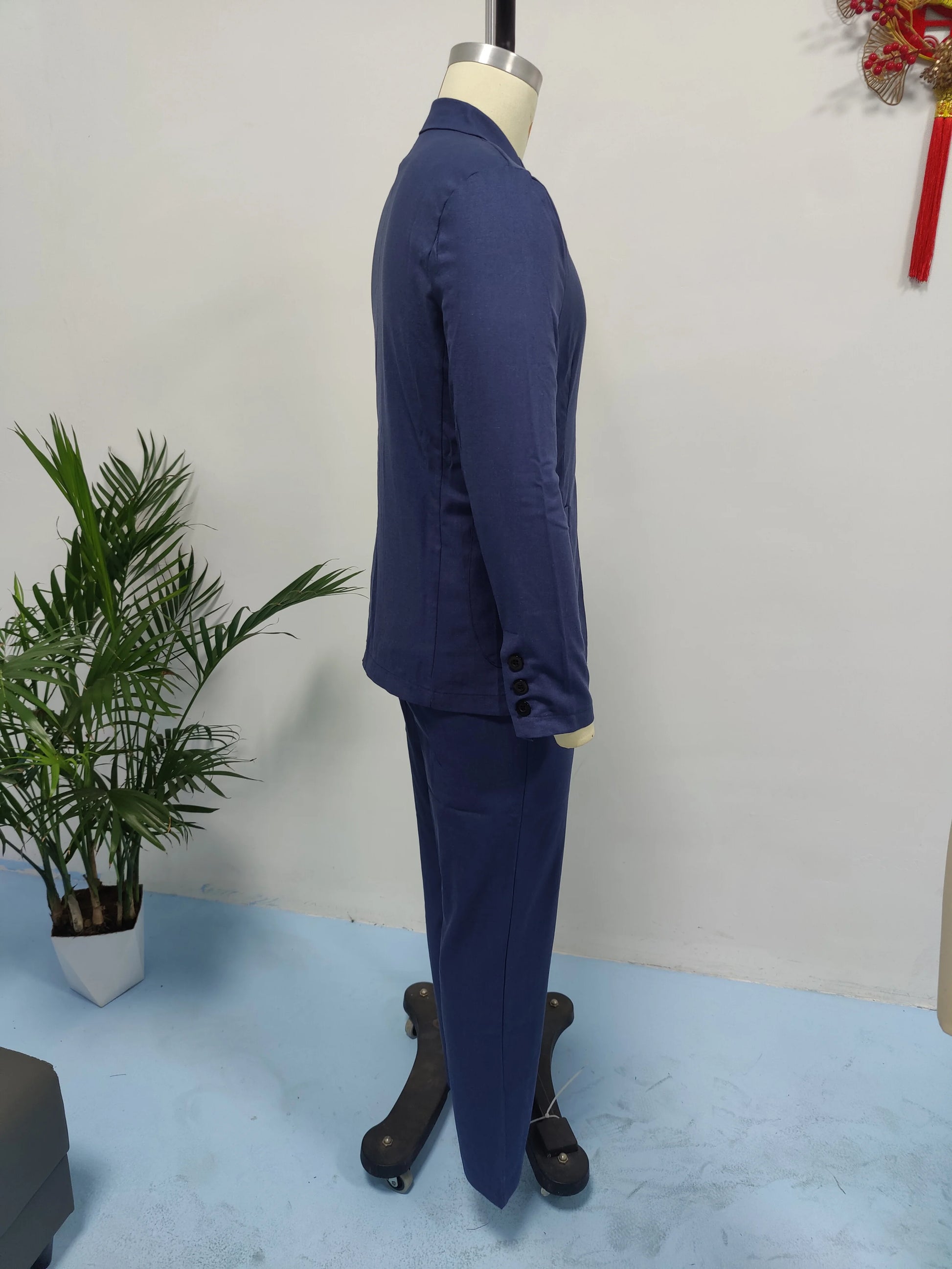Men's summer office suit by Ansoff, featuring an airy slim fit blazer and comfortable dress pants in a stylish 2-piece set.