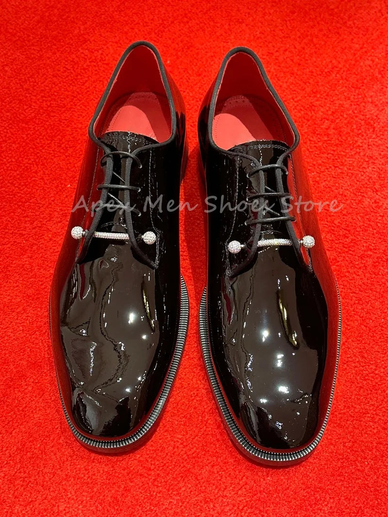 2025 Elegant Men's Black Patent Leather Formal Shoes Bling Metal Decorative Eyelets Red Lining Oxfords Lace Up Wedding Shoes