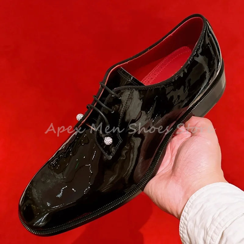 2025 Elegant Men's Black Patent Leather Formal Shoes Bling Metal Decorative Eyelets Red Lining Oxfords Lace Up Wedding Shoes