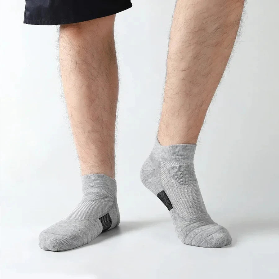 Ansoff men's anti-slip football socks, cotton, short tube design, breathable sports socks for soccer and basketball, size 39-45.