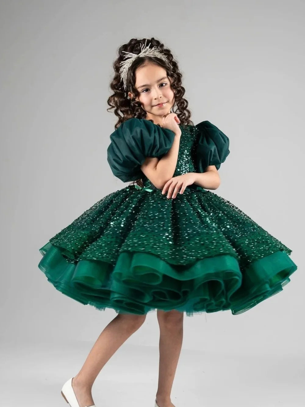Girls emerald green sequin princess dress with puff sleeves, layered tulle skirt, bow decor, ideal for formal parties and dancing.