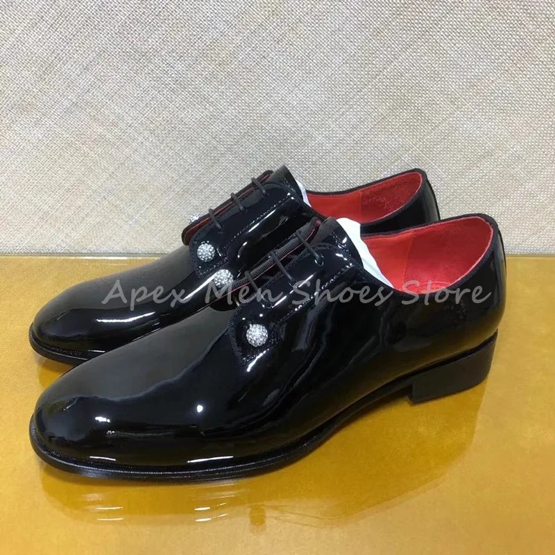 2025 Elegant Men's Black Patent Leather Formal Shoes Bling Metal Decorative Eyelets Red Lining Oxfords Lace Up Wedding Shoes