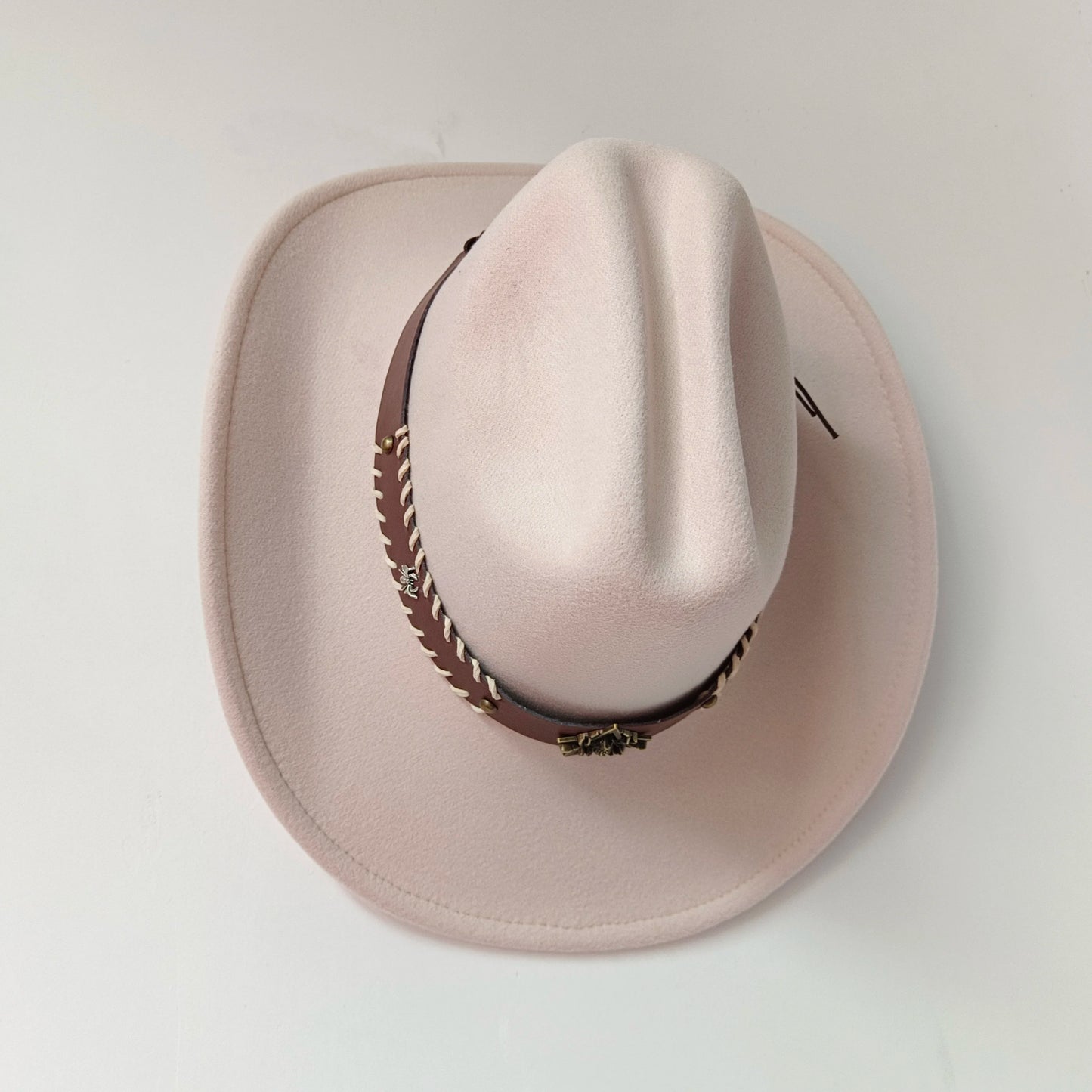 Ansoff cowboy hat with cow head design, monochrome felt, large brim, outdoor accessory for men and women.