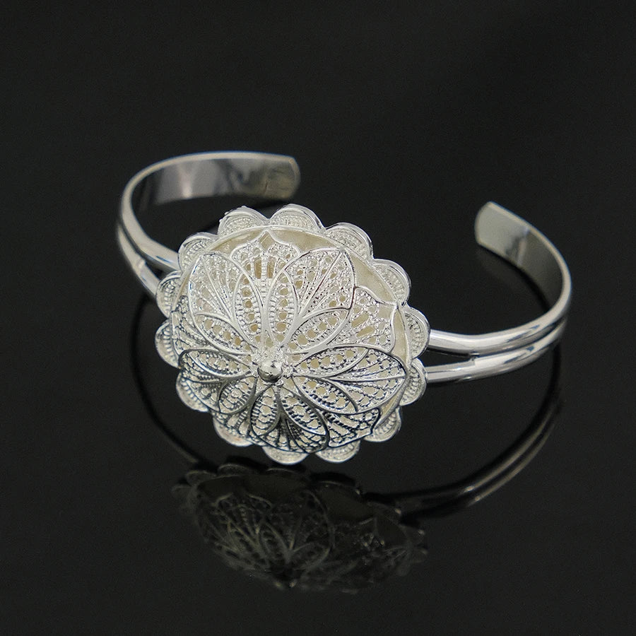 Elegant Silver Filigree Flower Jewelry Set Round Pendant Necklace Stud Earrings Bangle Silver Plated Dubai Style Bridal Wedding